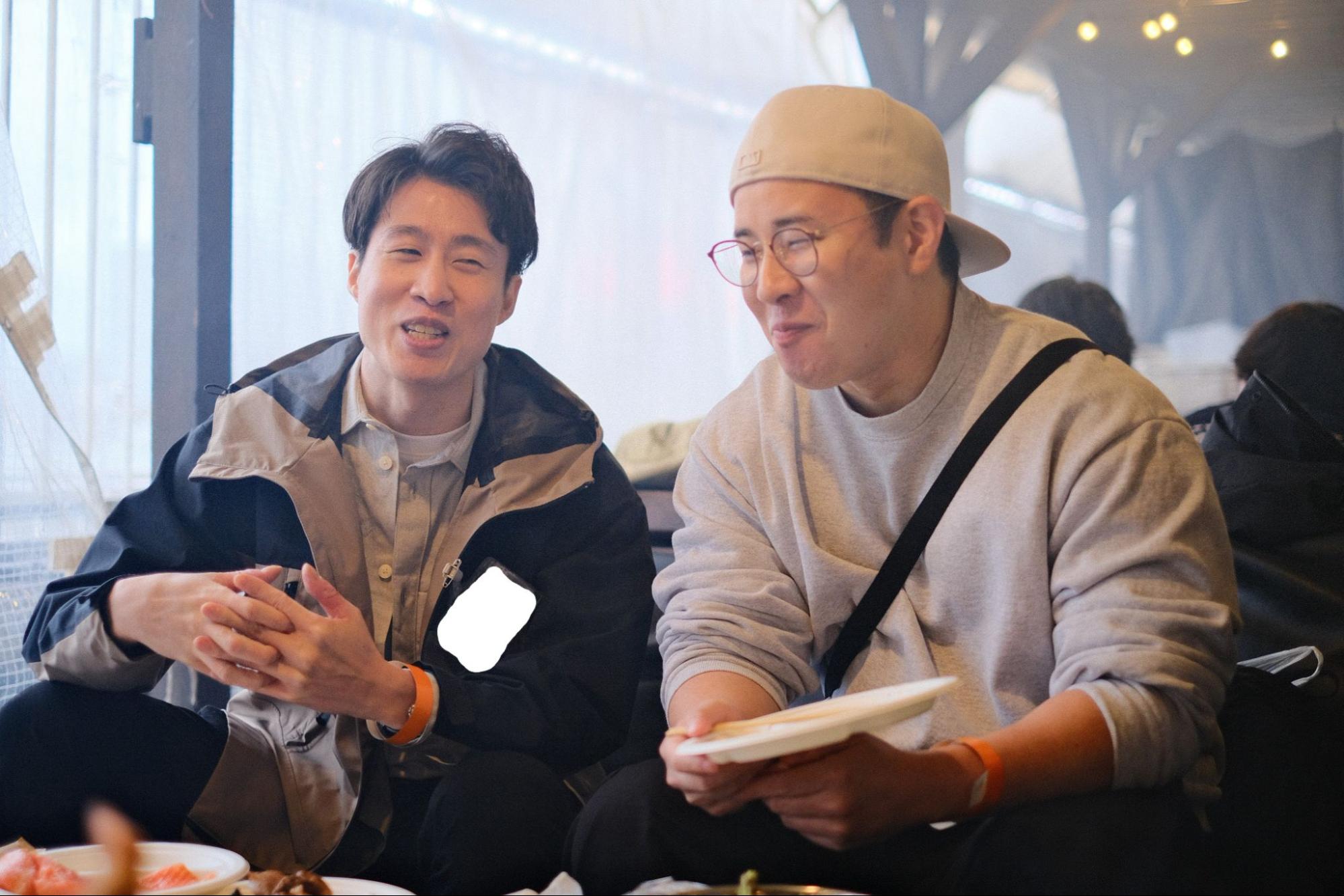 networking-while-eating 談笑する姿