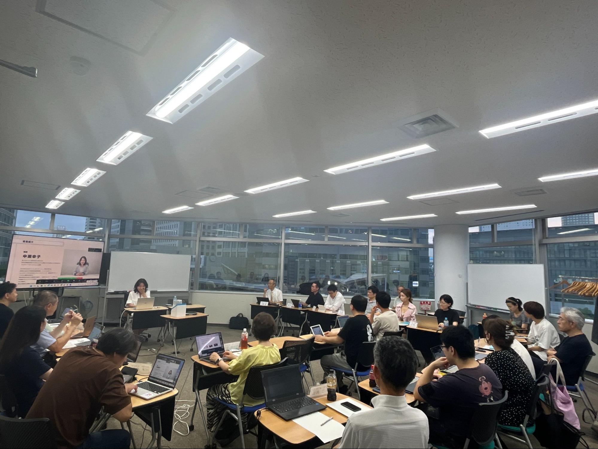講演をきく受講者の様子