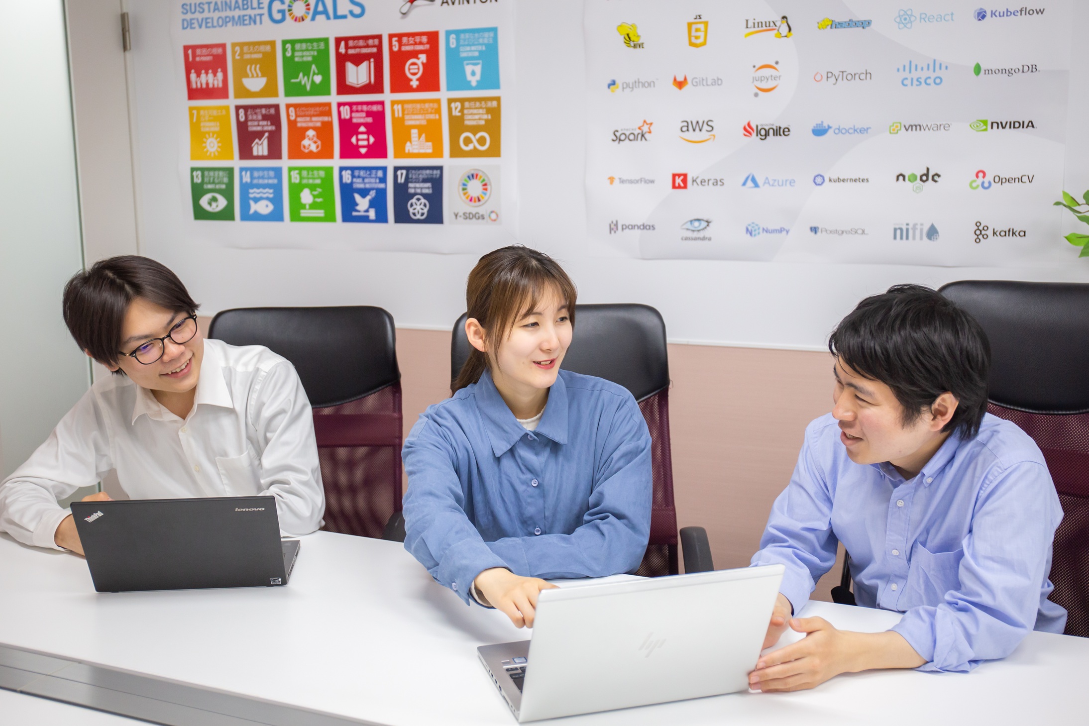 company introduction employees discussion employees discussing and sharing ideas for company introduction section on recruitment page