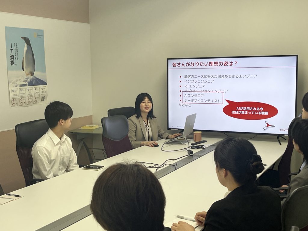 avinton-career-session-generalist-vs-specialist Avintonジャパンの人事担当者が、内定者研修で「ジェネラリストとスペシャリスト」のキャリアについて講演している様子