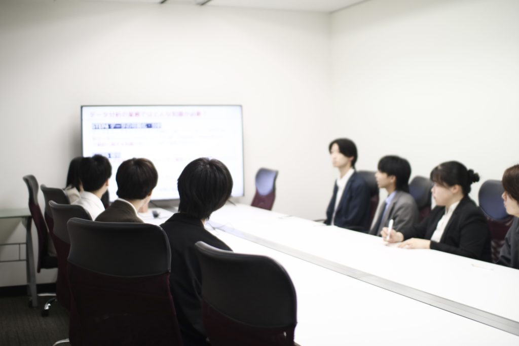 avinton-new-hires-learning-orientation Avintonジャパンの内定者研修で、人事担当者のキャリアセッションを真剣に聞く内定者たち