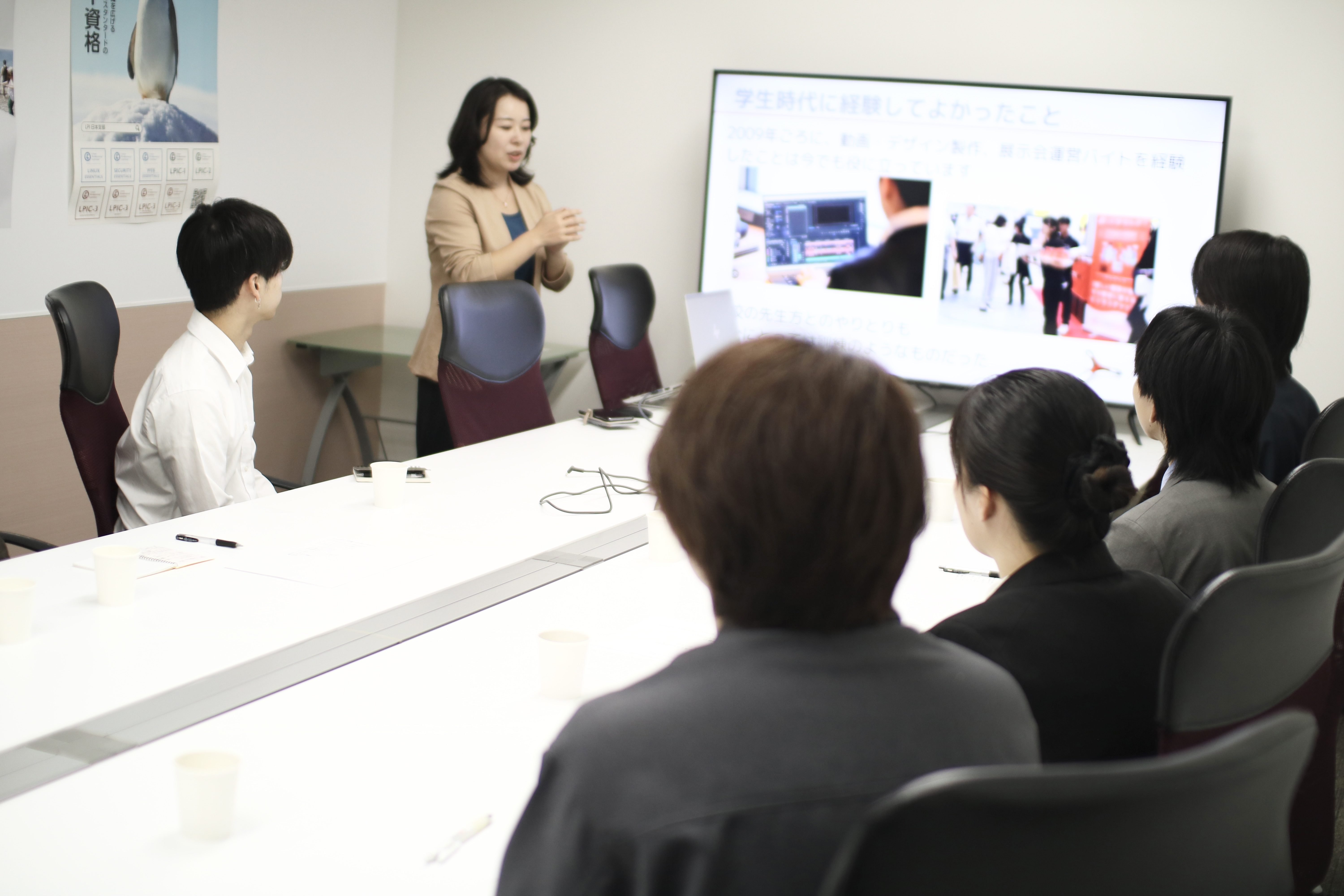 focusing-on-avinton-representative-speech Avintonジャパン代表からの熱いエールに耳を傾ける内定者たちの様子