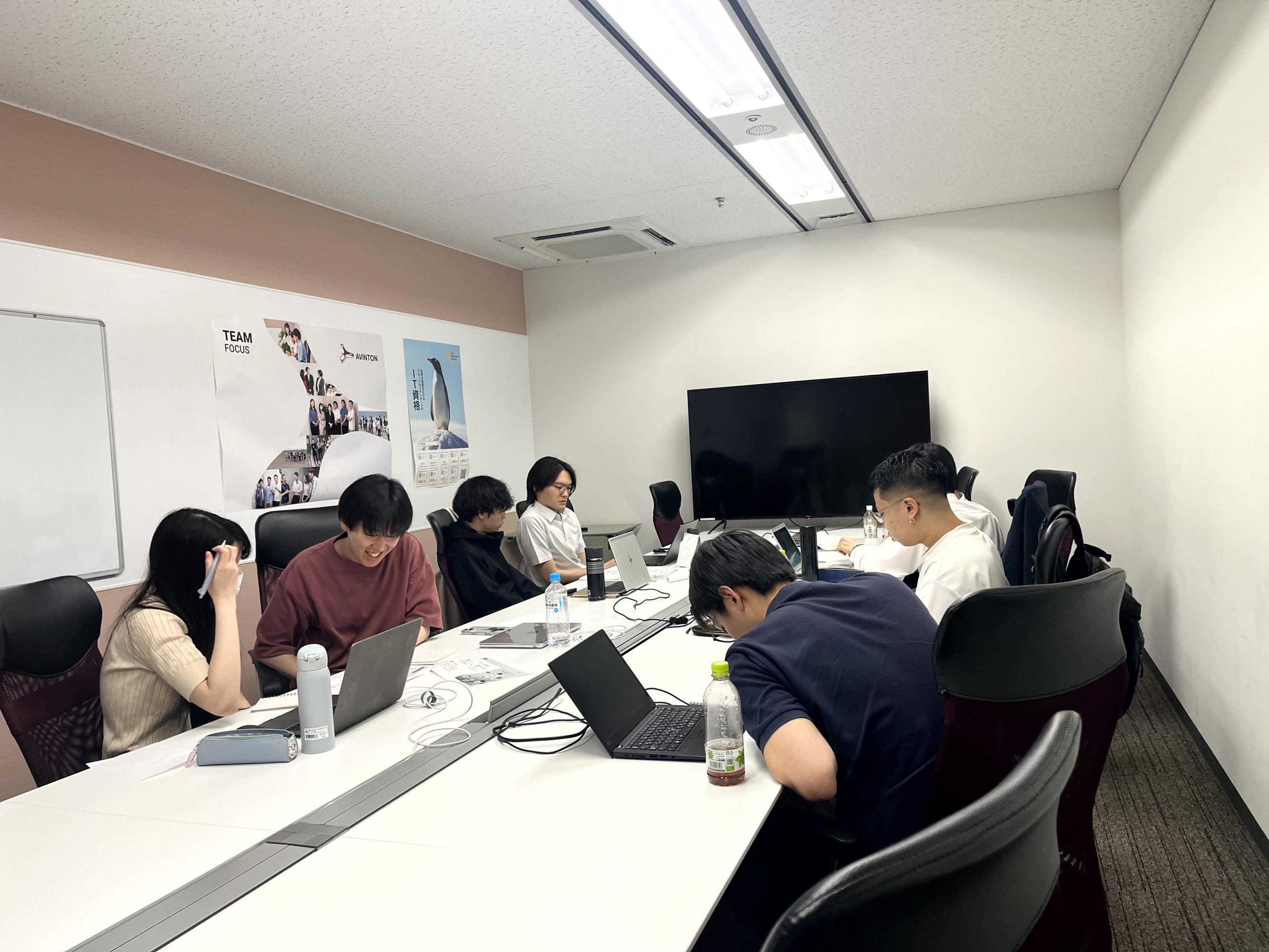avinton-engineer-training-year3-workshop-overview 3年目フォローアップ研修の全体風景。チームの要としてどう立ち回るか、小グループに分かれて活発に意見交換を行っています。