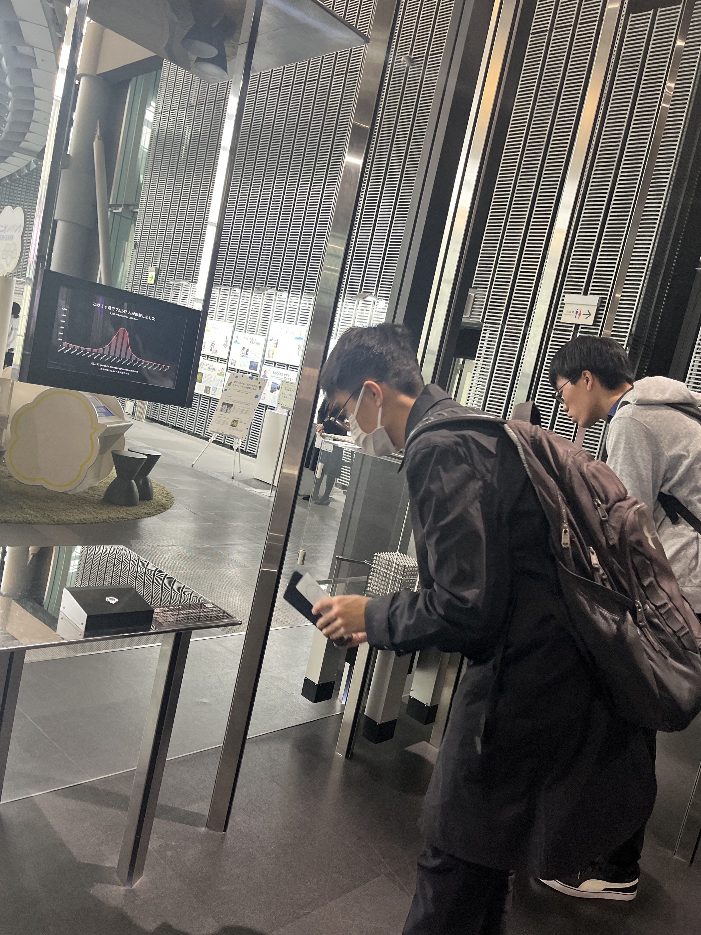 avinton-engineer-training-year4-miraikan-exhibit 最先端の科学技術展示に見入るAvintonのエンジニア。