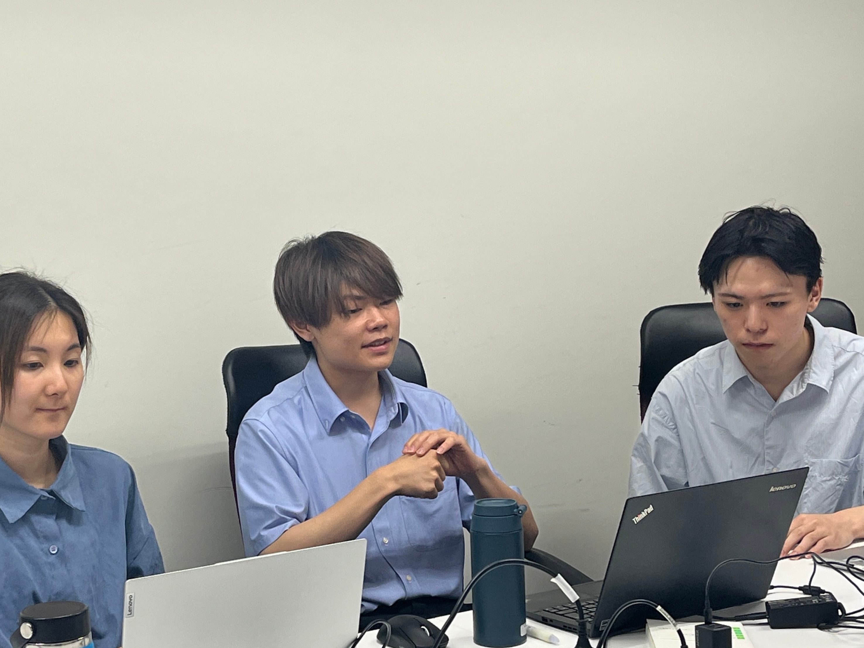 avinton-new-grad-training-year1-group-discussion Avinton新卒1年目研修で、同期3人が話し合っている様子。