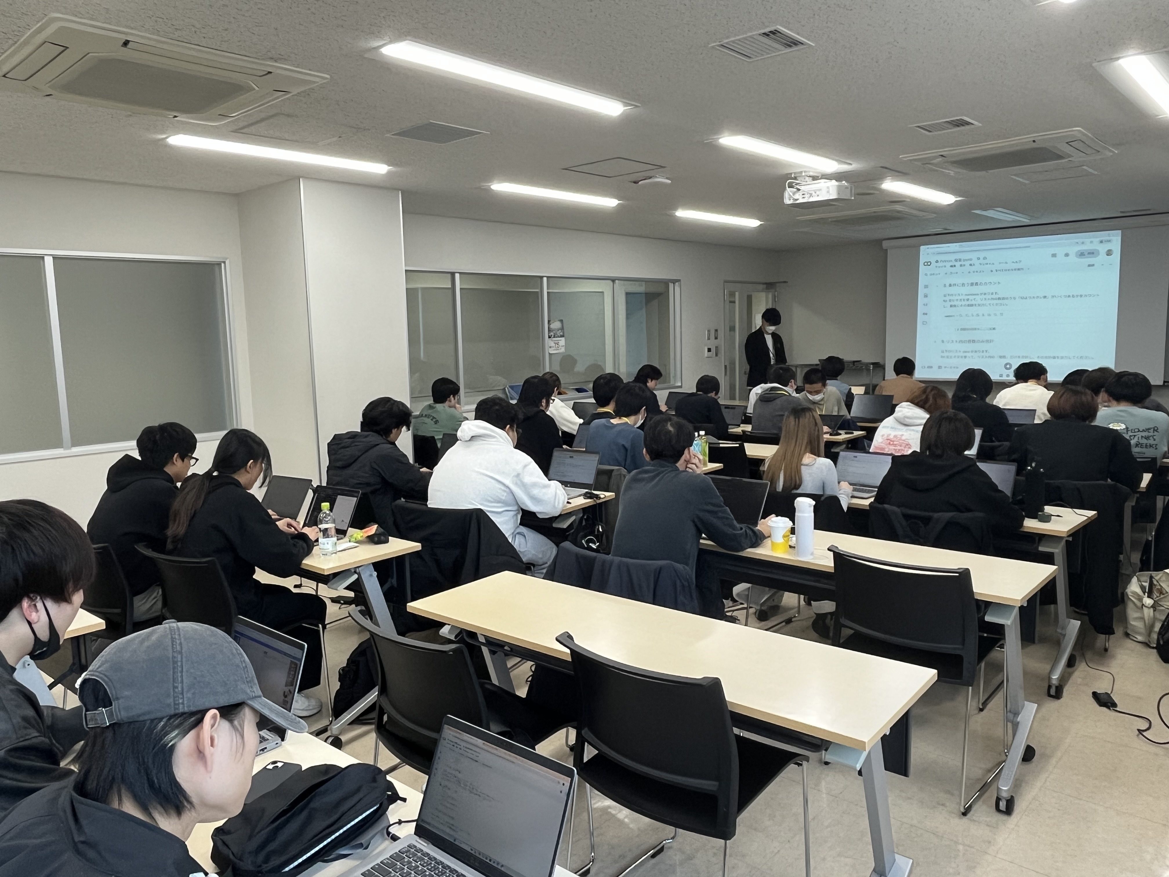 Pythonを用いたセキュリティ演習課題に対し、真剣な表情でPCに向かいコードを書いているネットワークセキュリティ科の学生の様子。