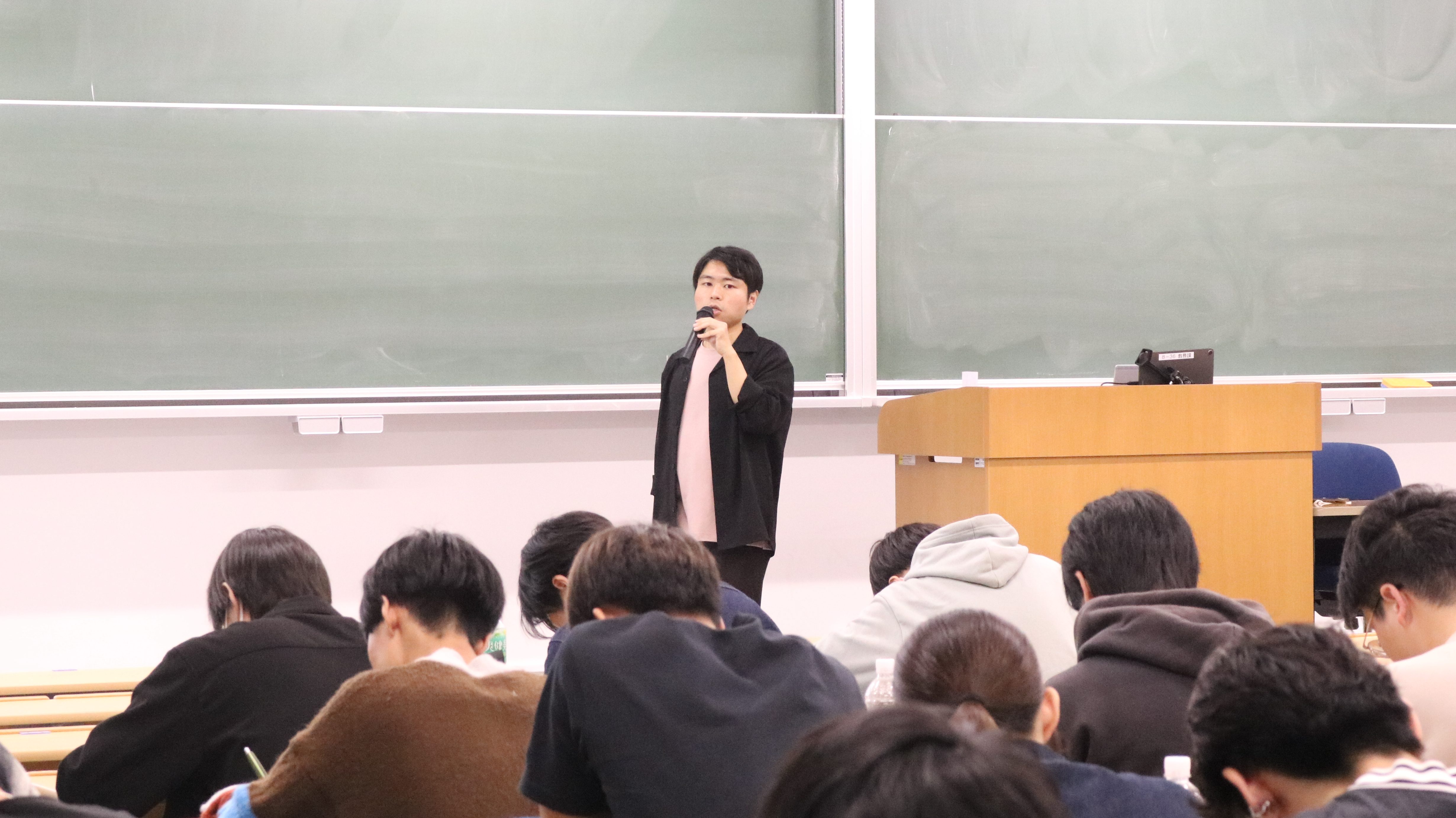 大学での講義でIT人材不足について話す現役エンジニアの様子