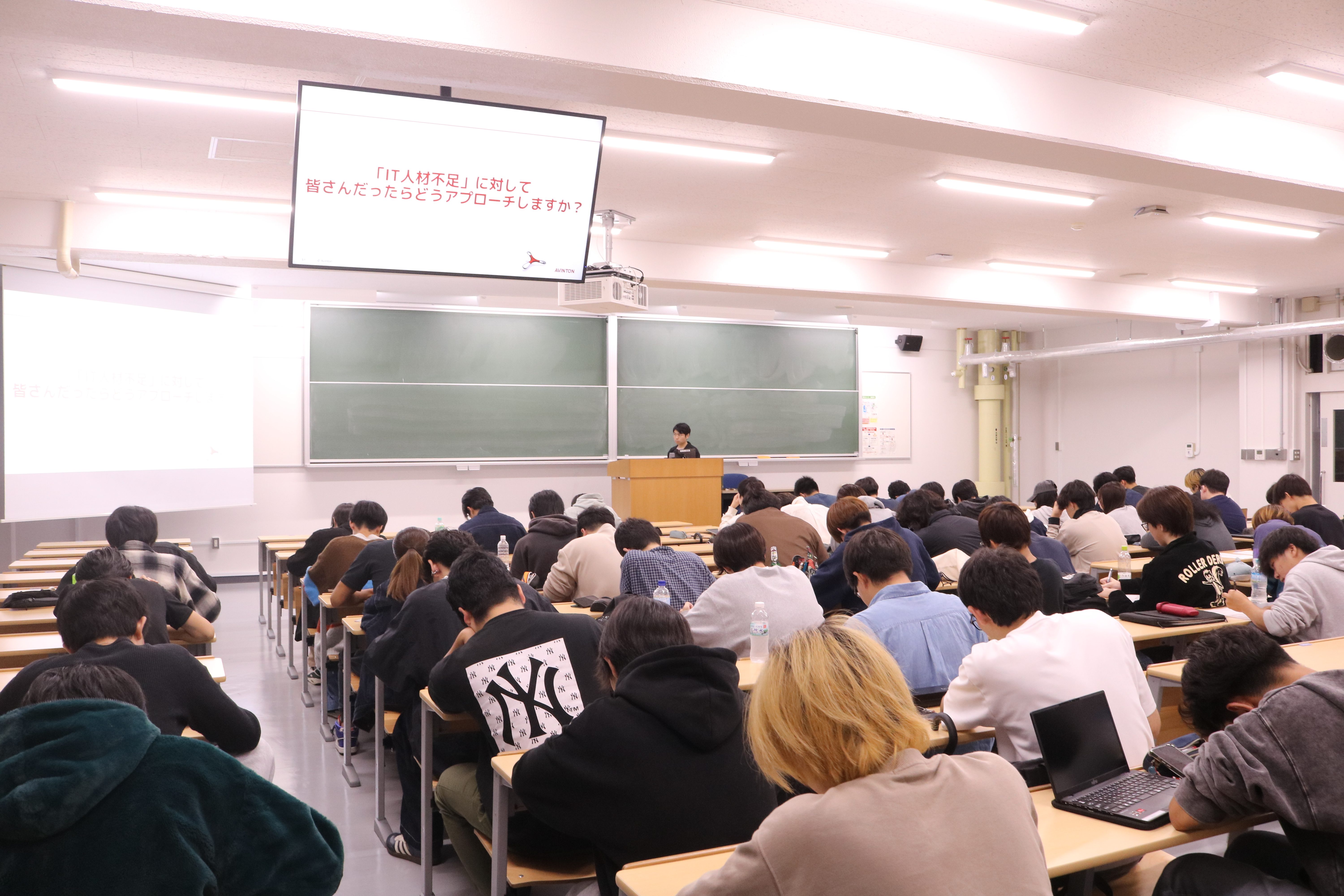 日本のIT人材不足問題を「自分事」として捉え、真剣に考える学生の個人ワーク中の様子