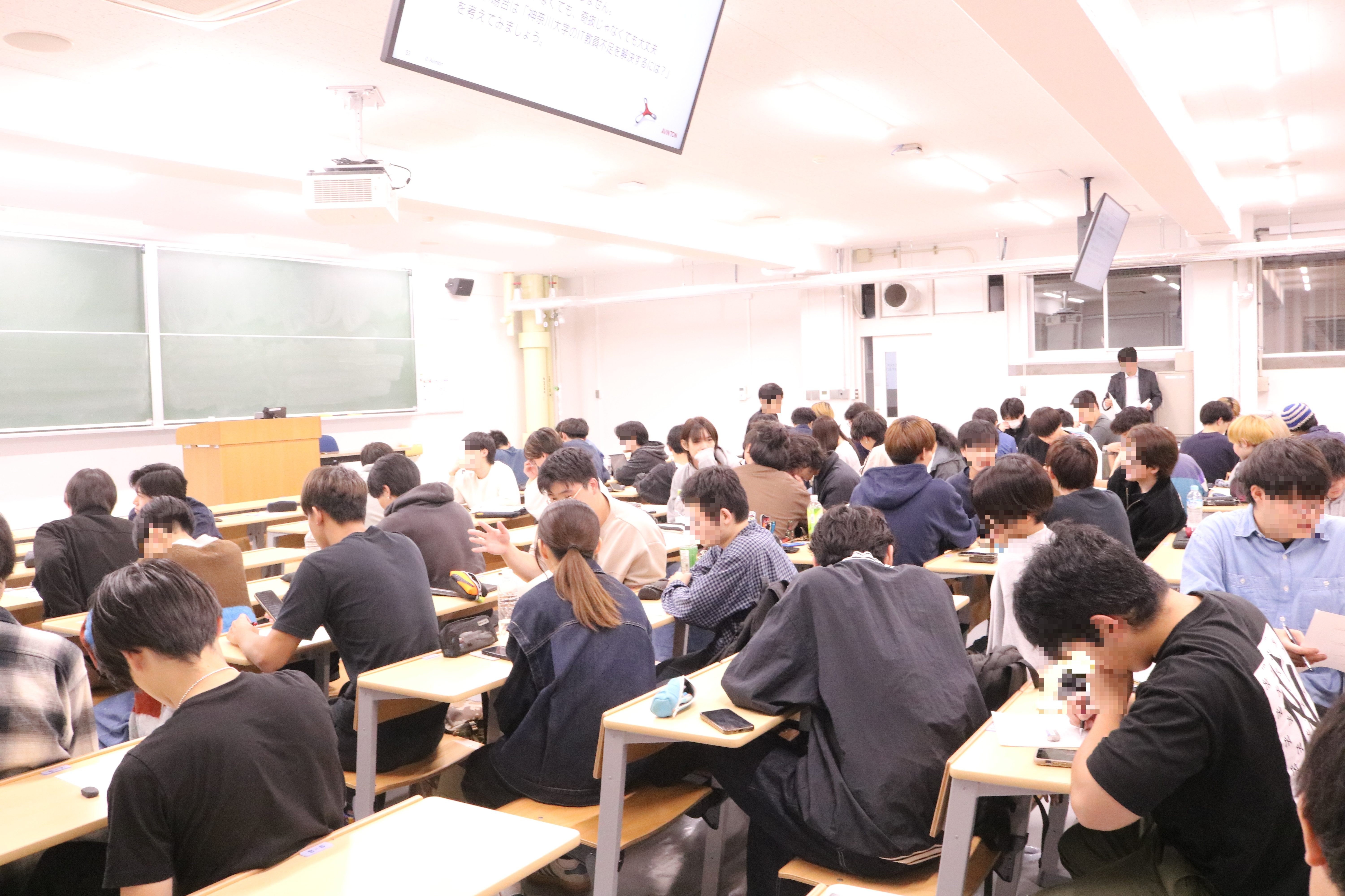 日本のIT人材不足という深刻な課題に対し、熱心にグループディスカッションを行う学生たちの様子