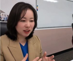 Avintonジャパン代表の中瀬幸子が、オフィスからオンラインウェビナーに登壇し、身振り手振りを交えて熱心に語りかけている様子。