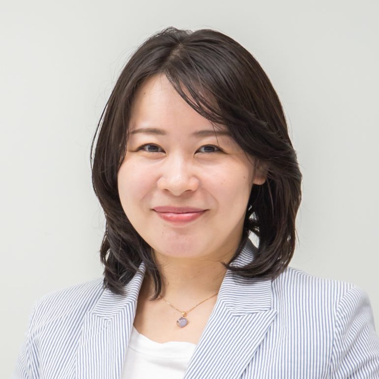 Avinton Japan's Representative Director, Sachiko Nakase, smiling in a blue and white striped jacket, actively engaged at the Minerva Project Education Forum.