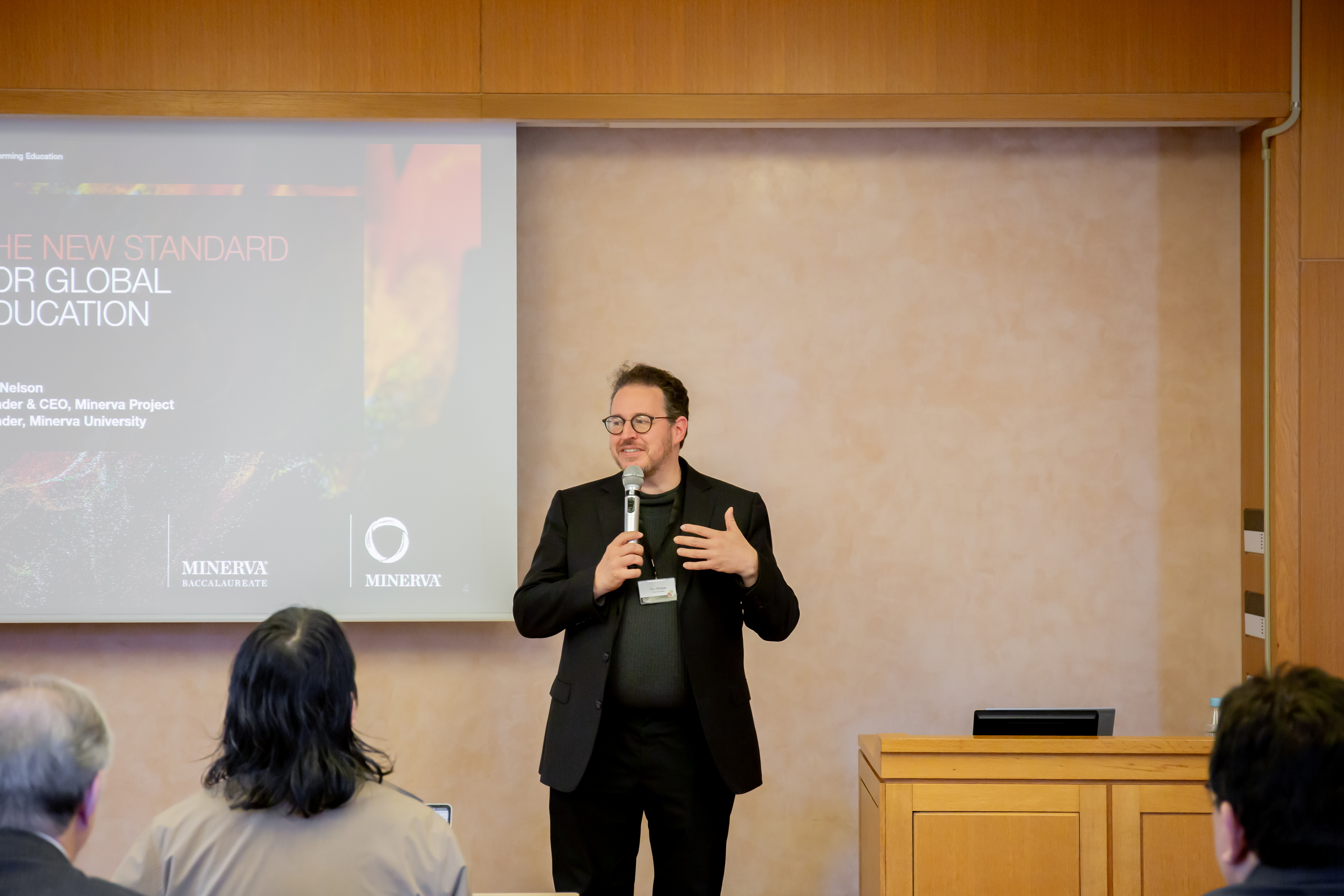 ミネルバ大学創設者Ben Nelson（ベン・ネルソン）氏による基調講演。「思考OS」の必要性を熱く語る様子