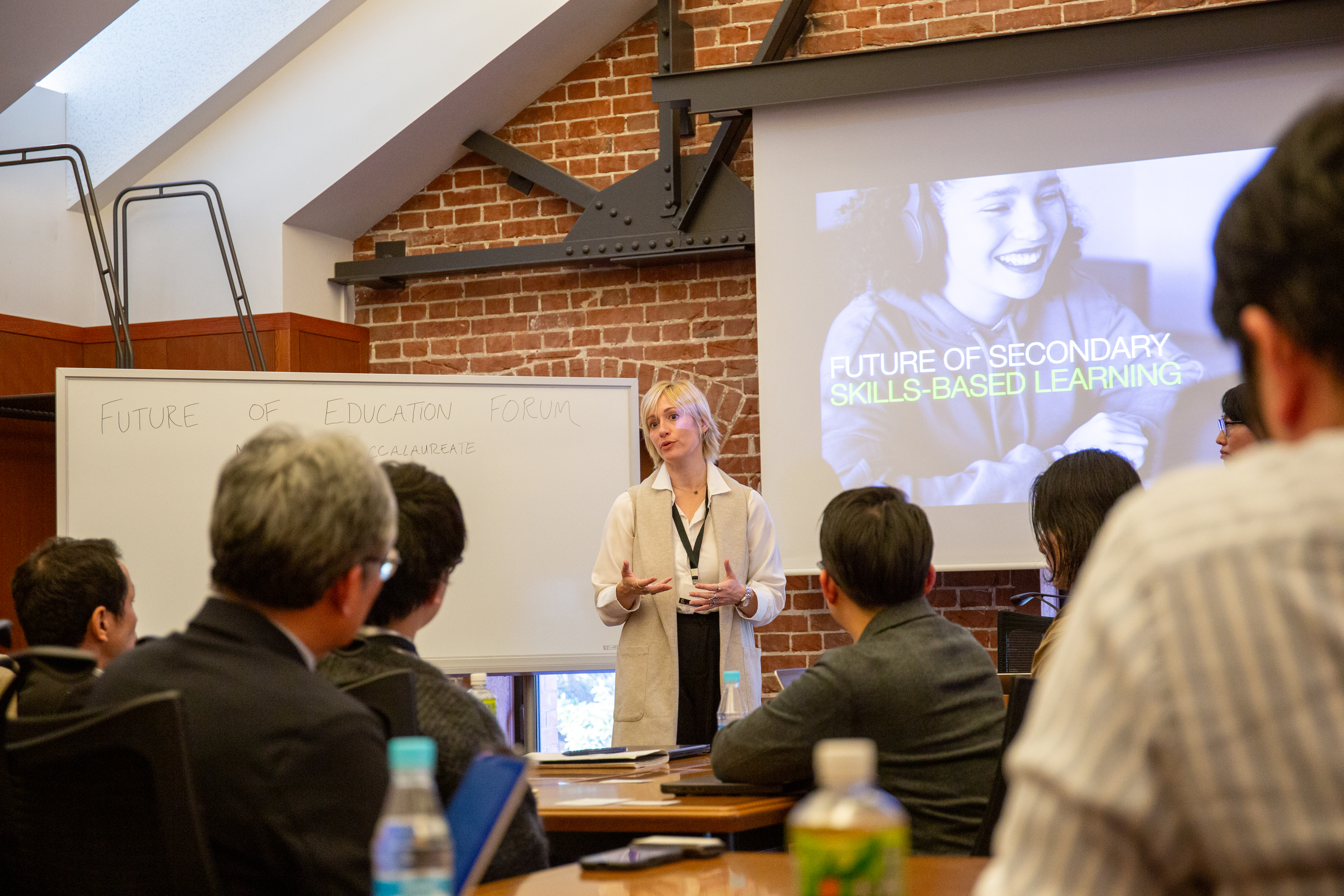 高校向け分科会の様子。中等教育におけるスキルベースの学習（Skills-Based Learning）について解説するミネルバプロジェクト担当者