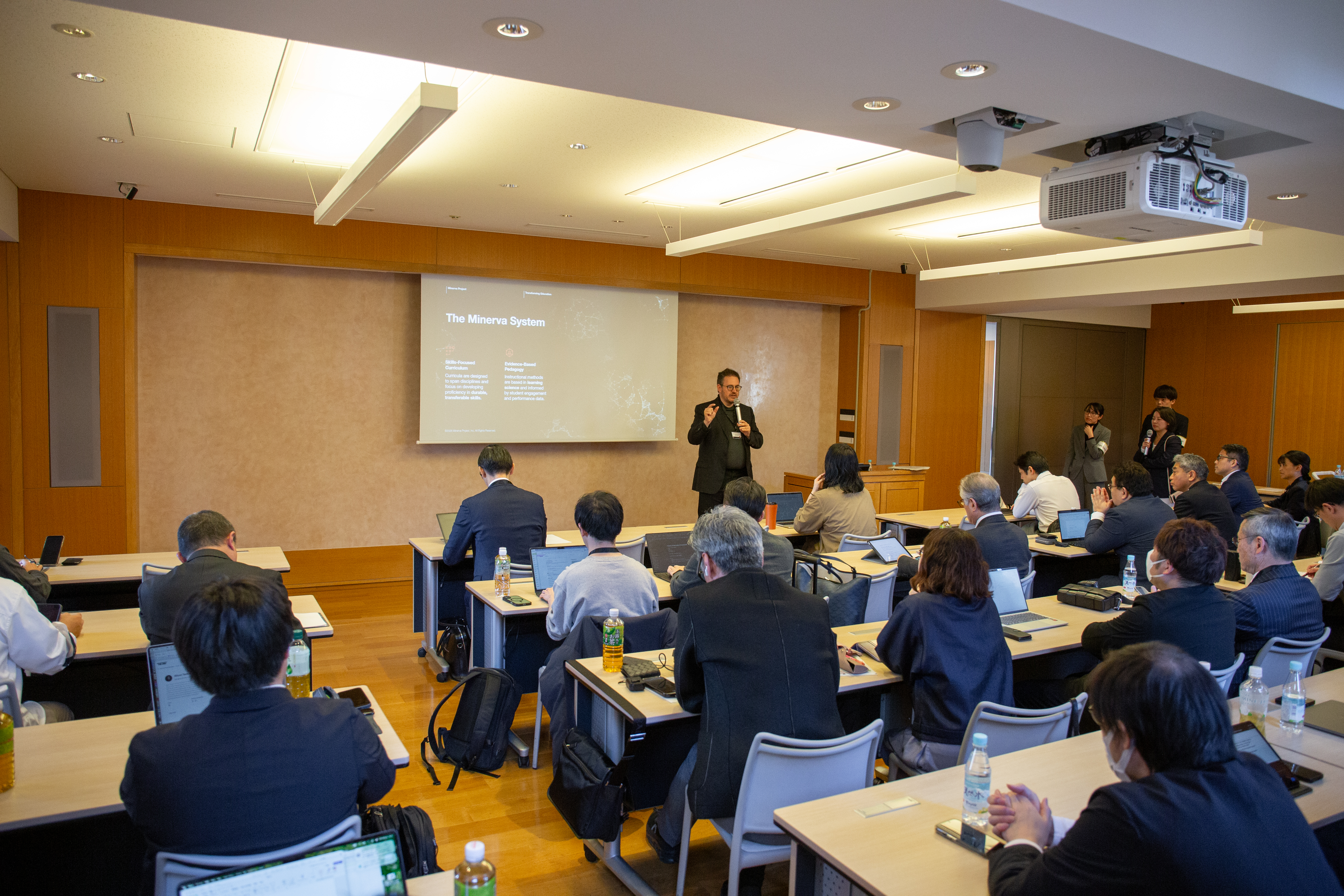 参加者に向けて「The Minerva System」についてプレゼンテーションを行うBen Nelson氏と会場の様子