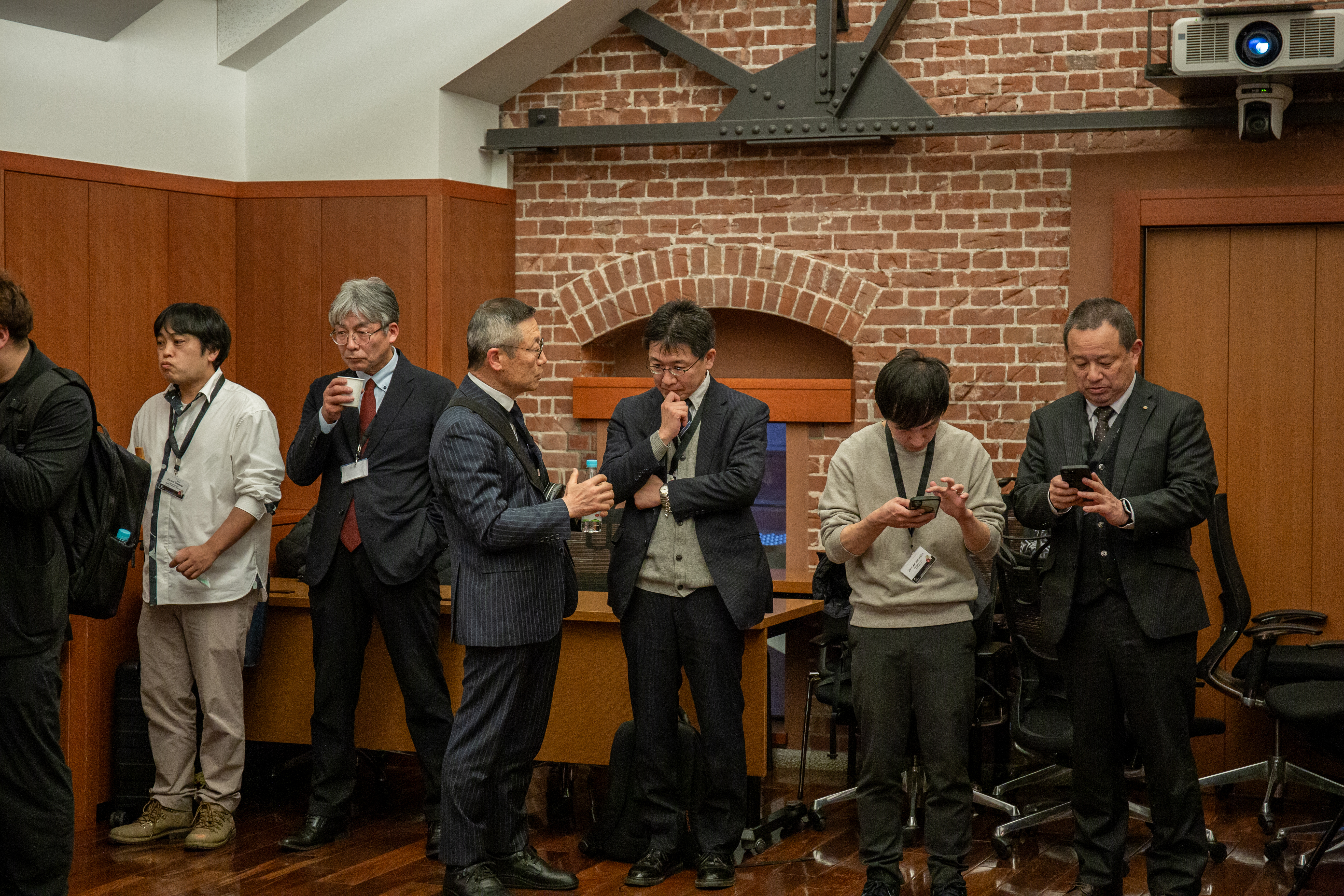 イベント終了後の懇親会の様子。全国から集まった教育関係者同士が、現場の課題について意見交換を行い親睦を深める姿