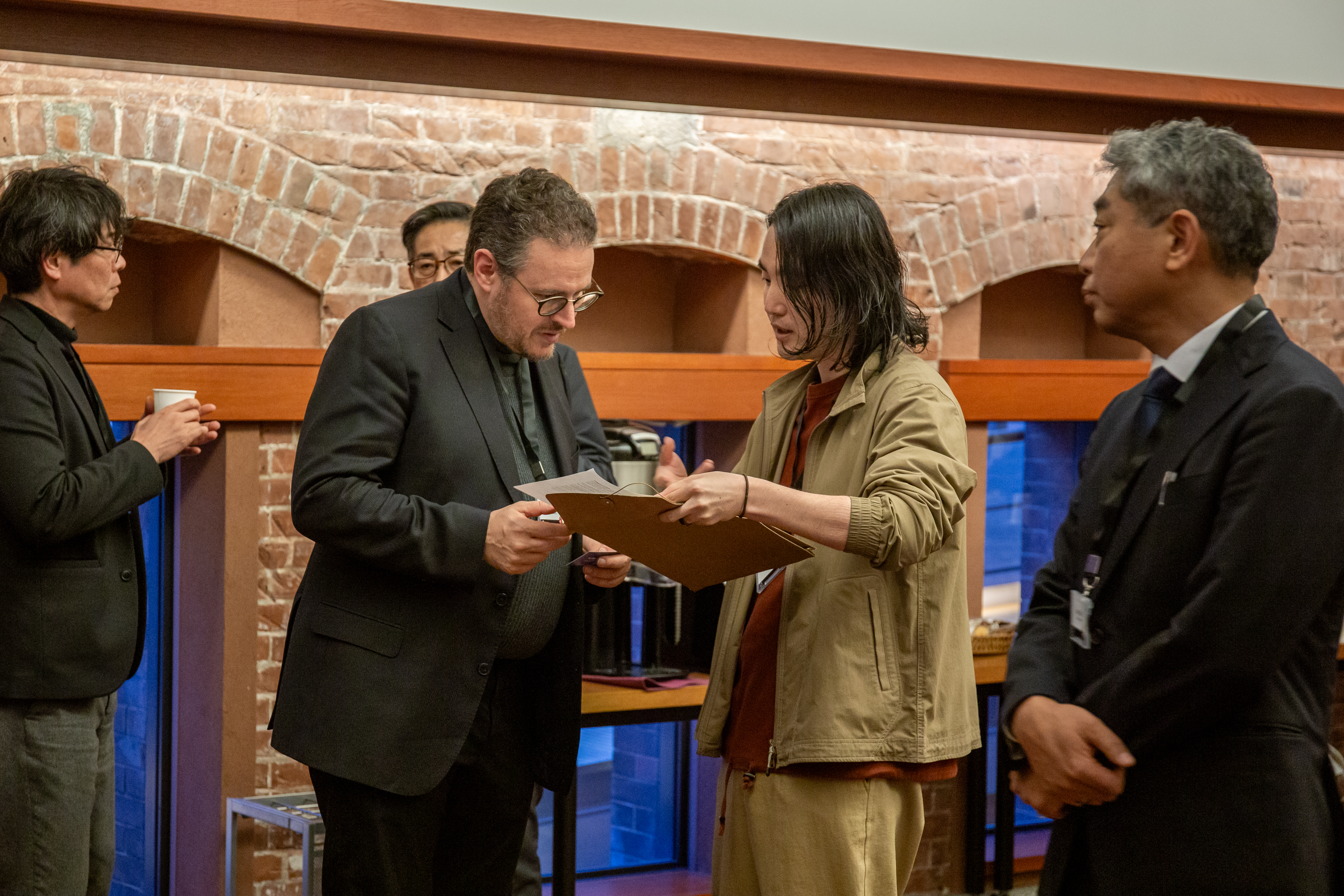 懇親会にて、ミネルバ大学創設者のBen Nelson（ベン・ネルソン）氏と直接言葉を交わし、熱心に議論する参加者