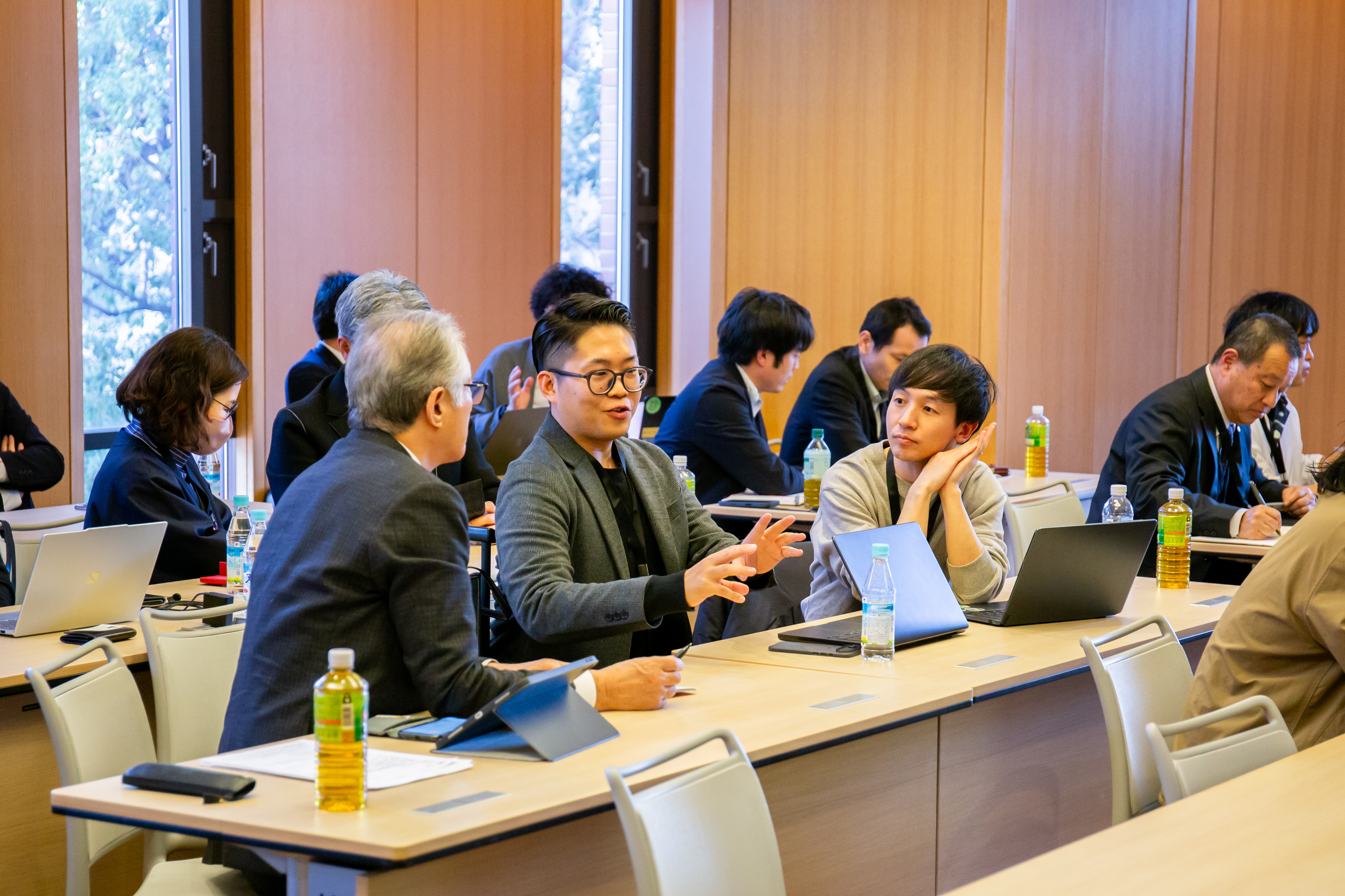 プレゼン終了後、講演内容について熱心に意見交換や議論を行う参加者たち