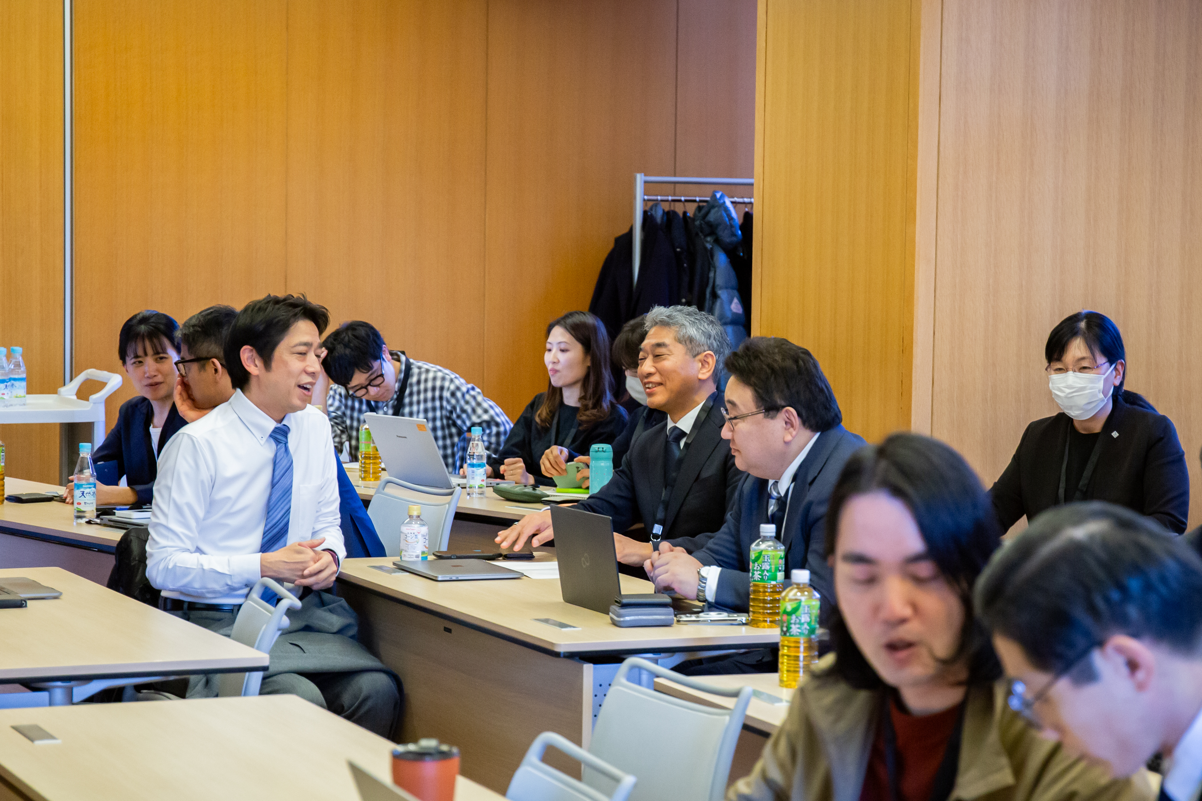 教育の課題や変革について、和やかにかつ真剣に語り合う教育関係者の方々