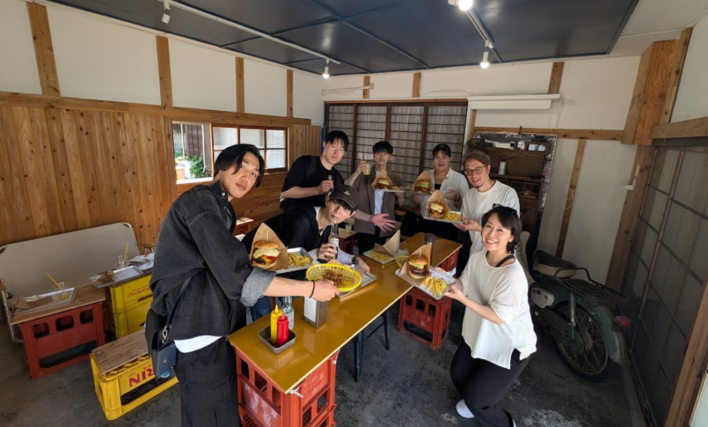 manazuru-lunch-wagyu-burger-avinton 真鶴町の店内で黒毛和牛バーガーのランチを堪能するAvintonメンバー。