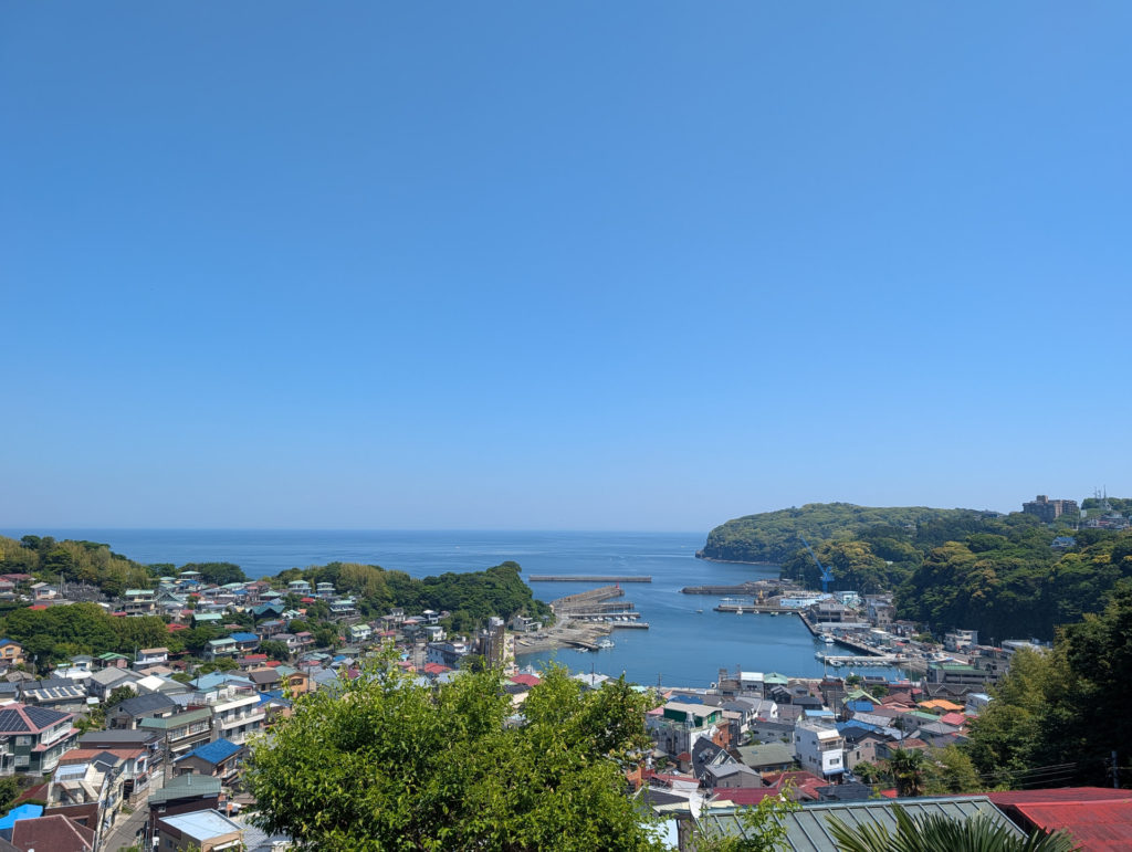 manazuru-port-town-scenery 高台から見下ろす神奈川県真鶴町の美しい港町と青い海の風景。