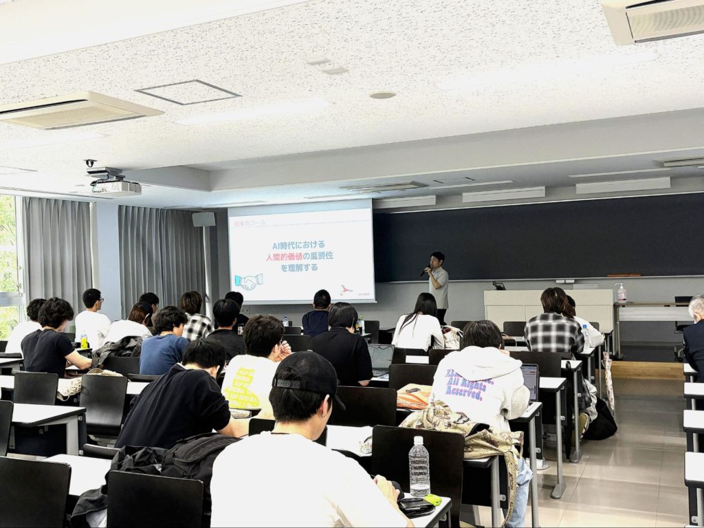 講義を行う講師と熱心に聴く学生たちの様子。