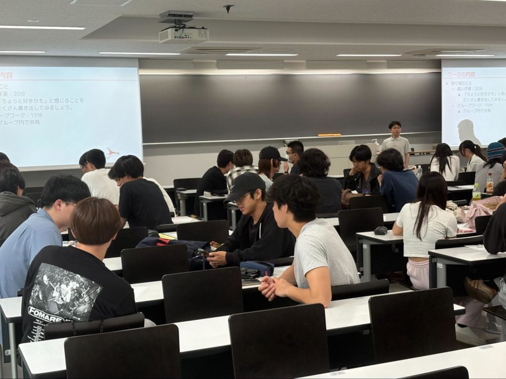 神奈川大学の教室内で、Avintonジャパンによるキャリア特別講義中、グループワークに取り組む学生たちの様子。