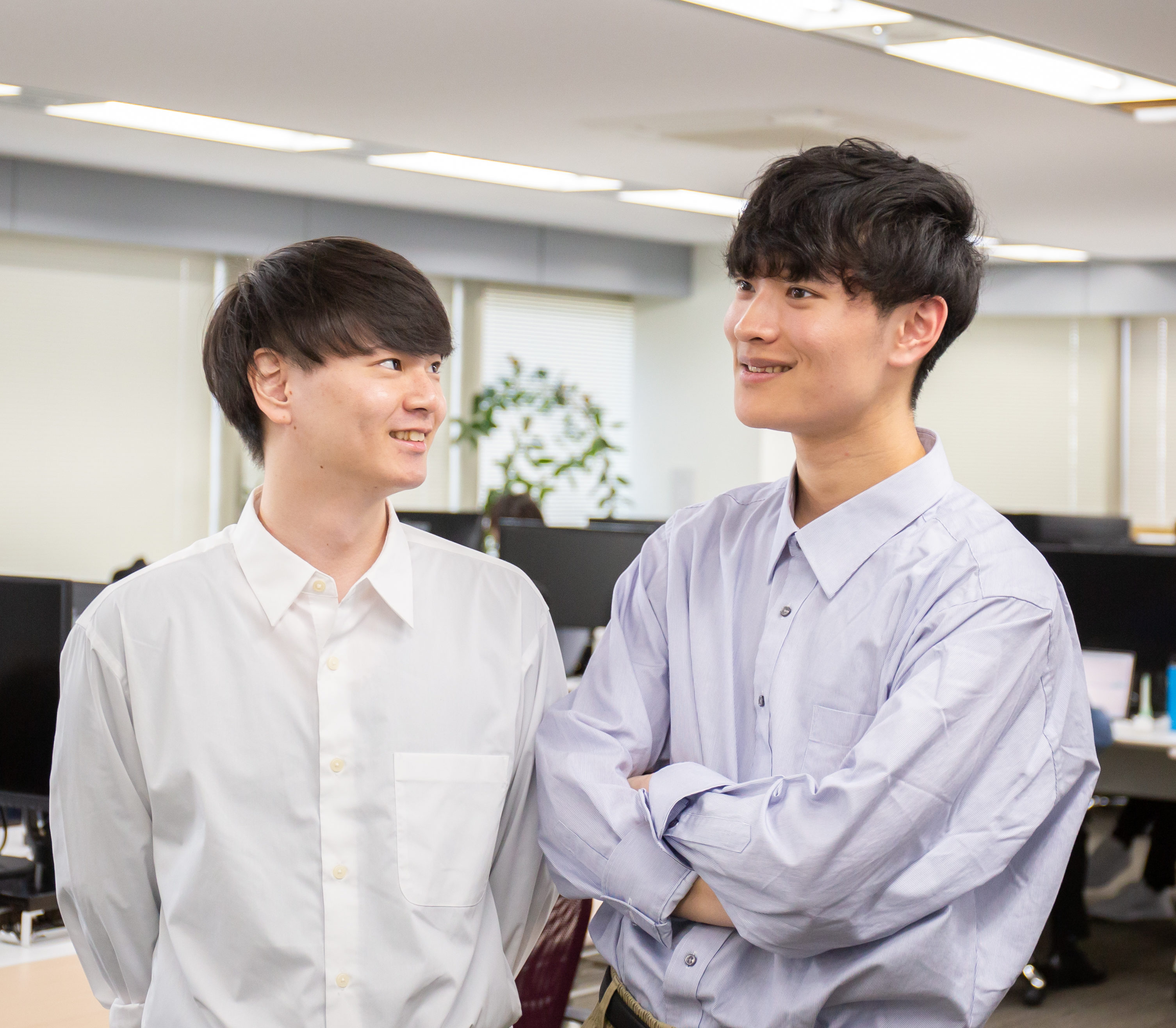 avinton-career-support-engineer-communication-2 笑顔でコミュニケーションをとるAvintonジャパンのエンジニア社員たち