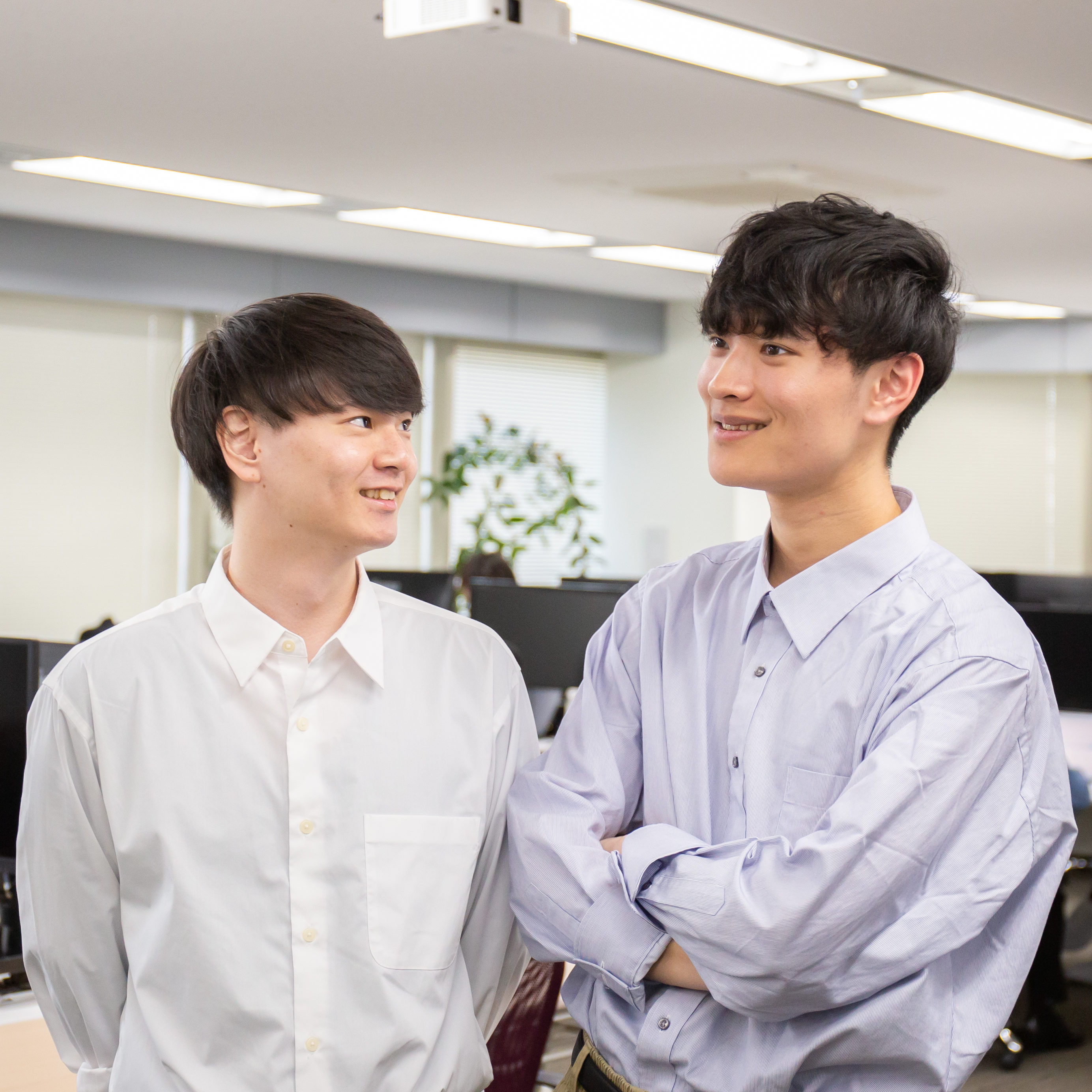 avinton-career-support-engineer-communication 笑顔でコミュニケーションをとるAvintonジャパンのエンジニア社員たち