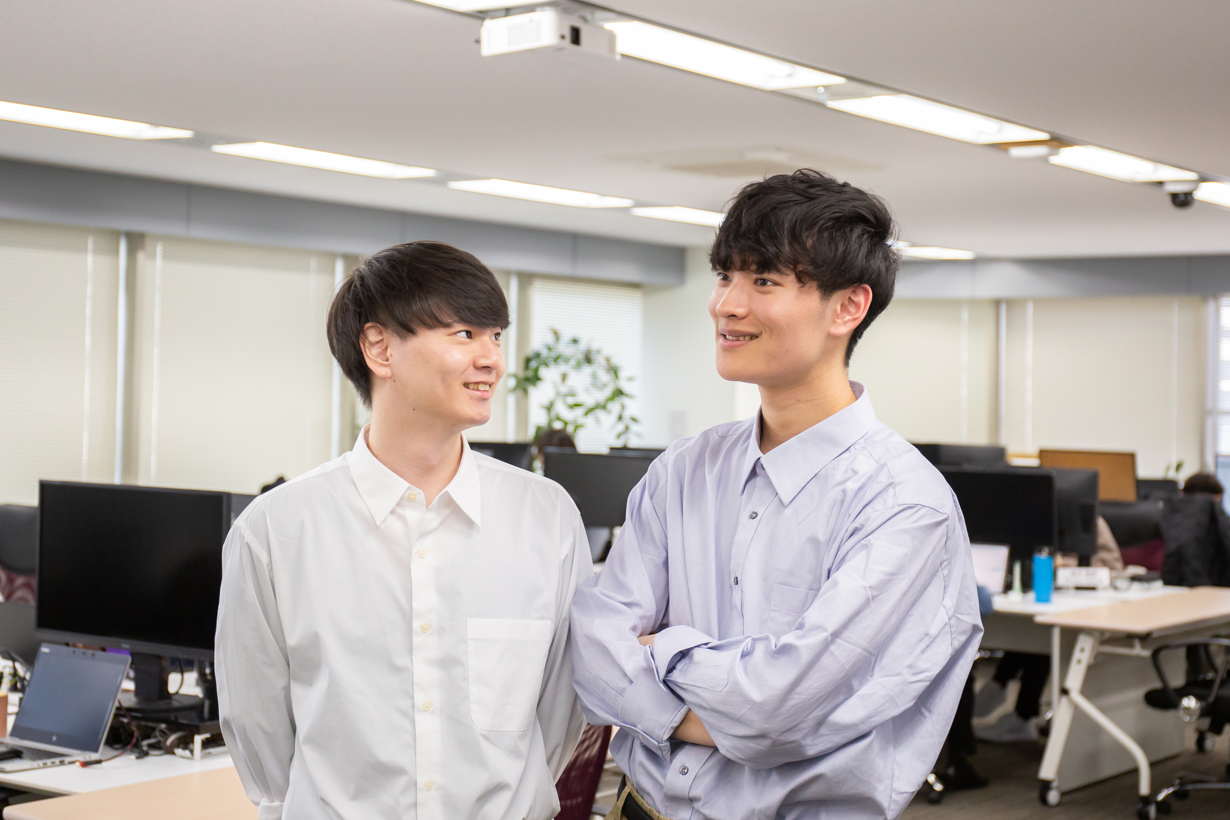 笑顔でコミュニケーションをとるAvintonジャパンのエンジニア社員たち