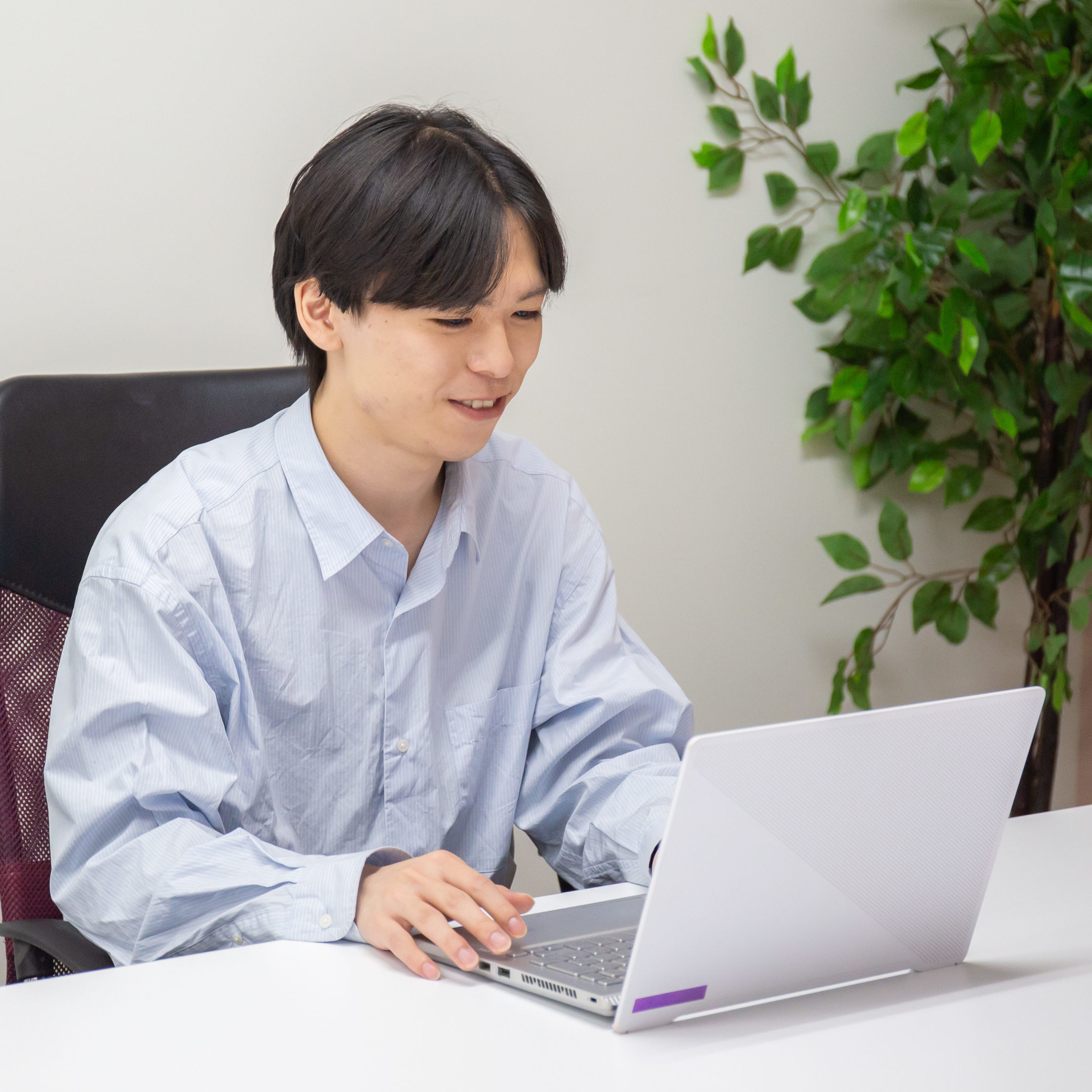 avinton-career-support-laptop-work パソコンを開き笑顔で作業を進めるAvintonジャパンのエンジニア