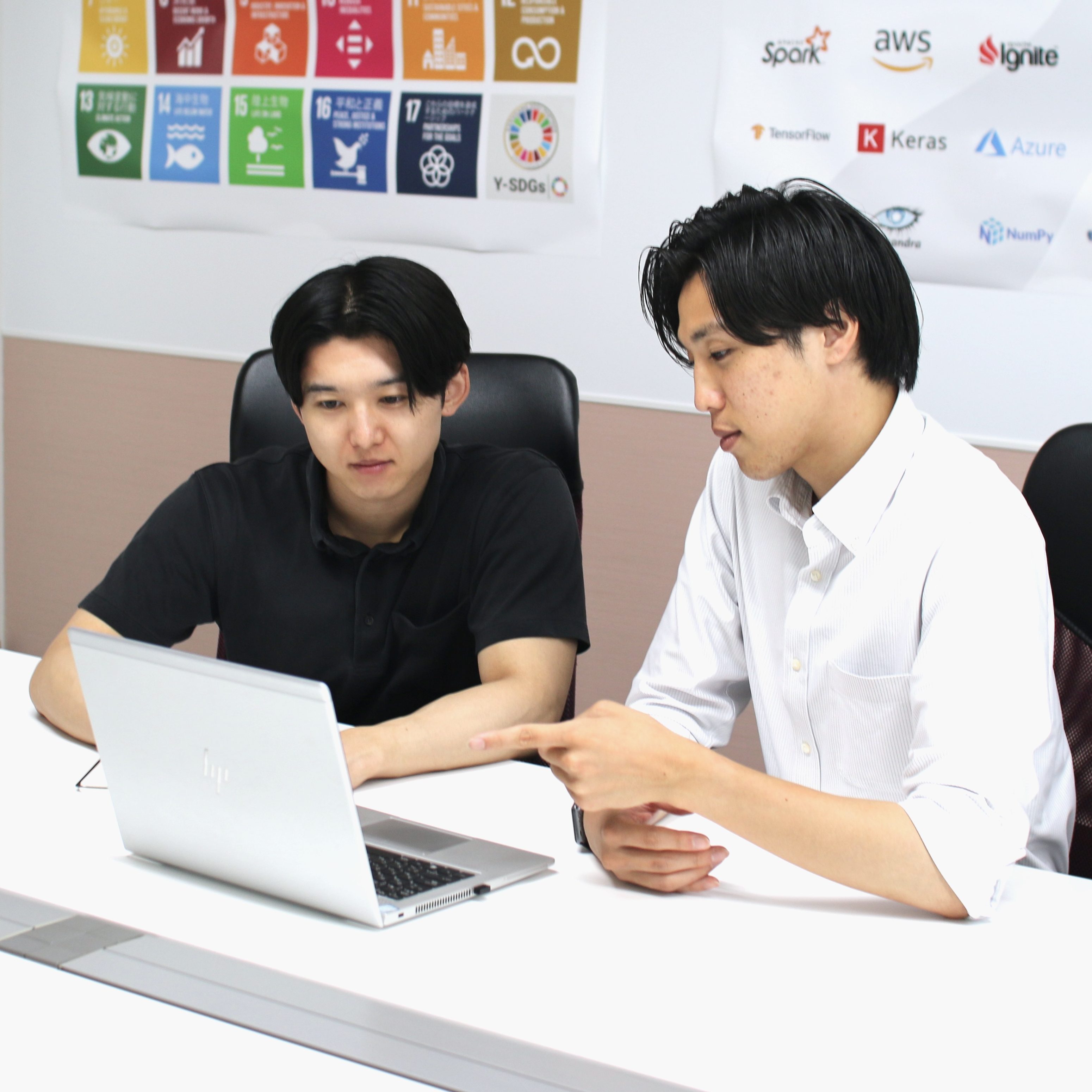 avinton-career-support-ojt-mentoring-2 パソコン画面を見ながら指示・アドバイスを行う先輩社員と質問する社員