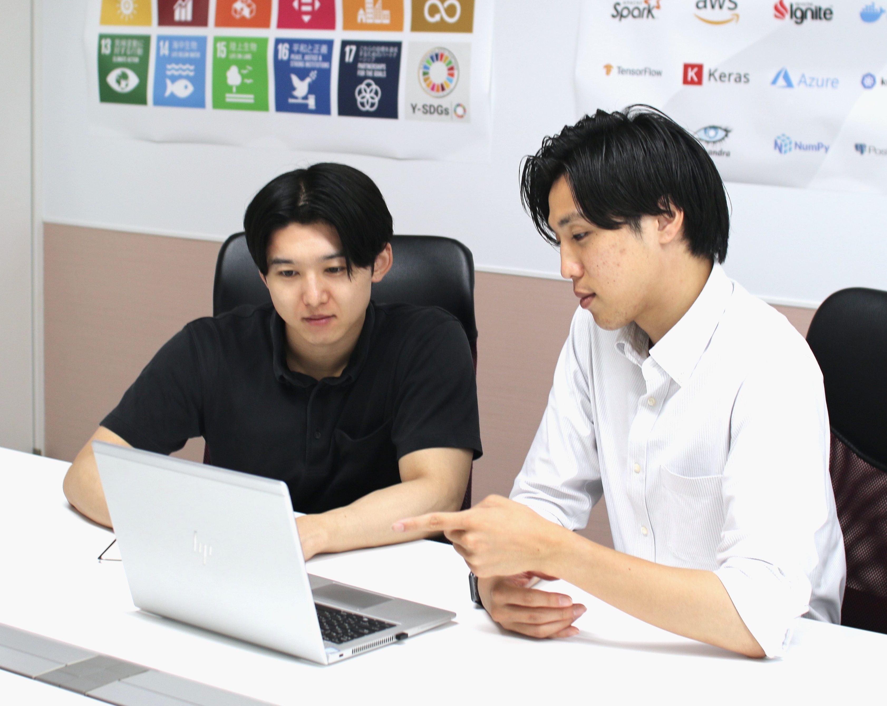 avinton-career-support-ojt-mentoring パソコン画面を見ながら指示・アドバイスを行う先輩社員と質問する社員