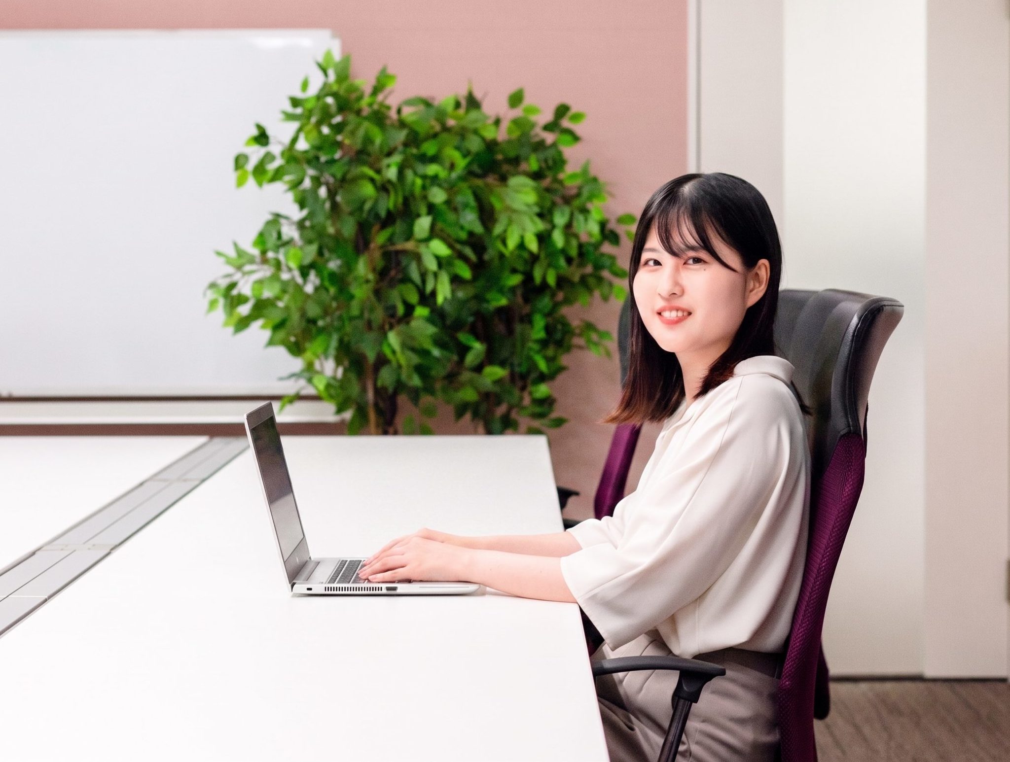 casual-interview-recruiter-woman オフィスで笑顔を向けるAvintonジャパンの新卒採用担当の女性