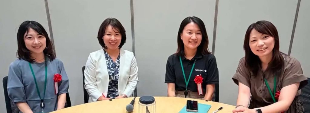 教育AIサミット2026に登壇した中瀬と登壇者の集合写真
