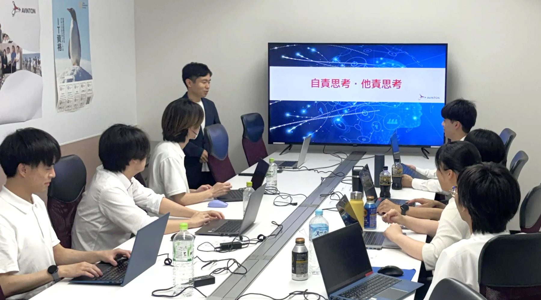 自責思考と他責思考について、解説を聞いている新卒1年目向けフォローアップ研修の様子