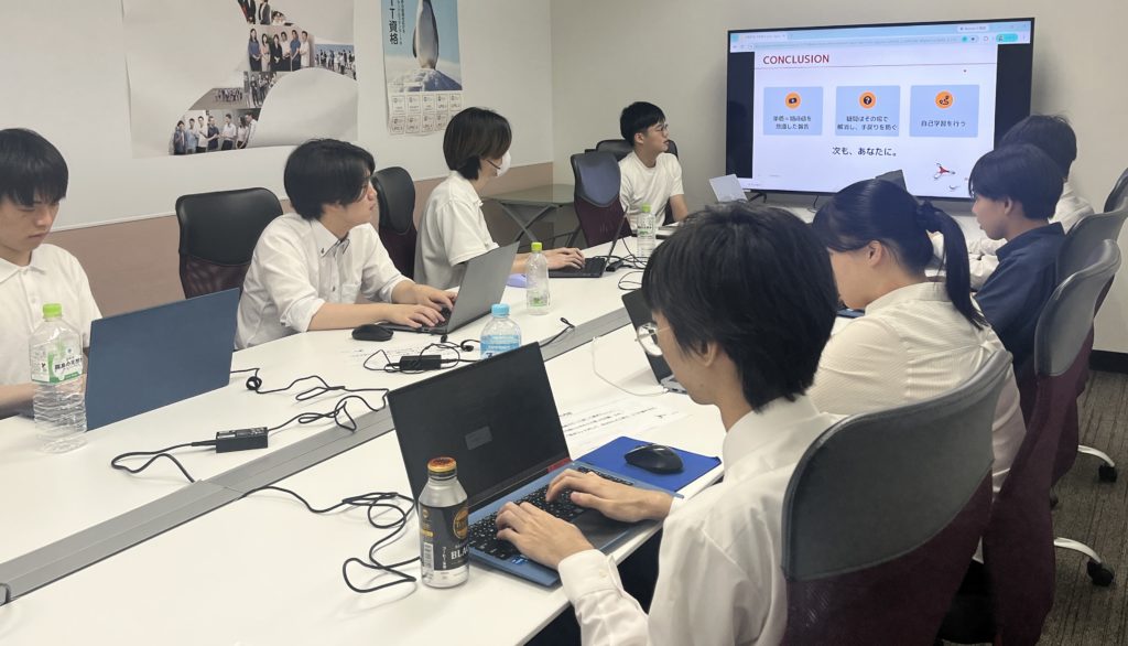 先輩エンジニアが登壇し、まとめスライドをもとに講義を行う新卒1年目向けフォローアップ研修の様子