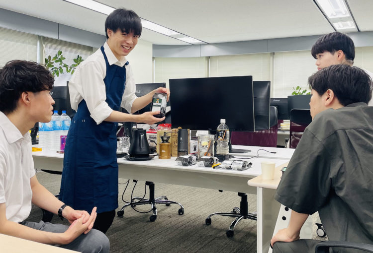 おすすめのコーヒーを紹介するAvinton社員