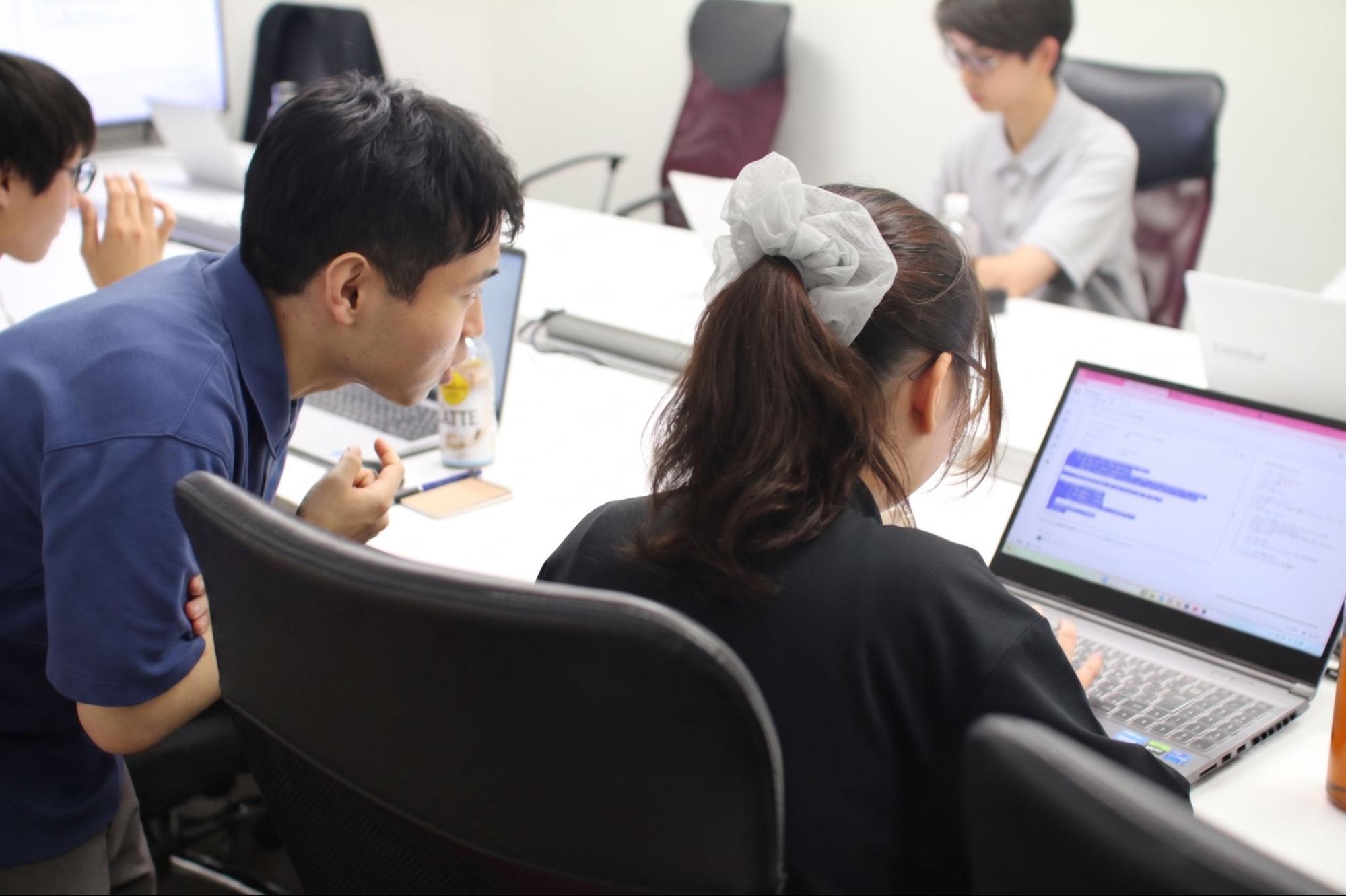 参加者のPC画面を見ながらアドバイスをするエンジニア